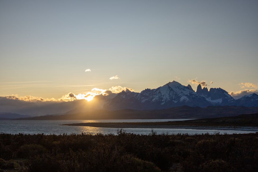 Sonnenuntergang hinter dem Bergmassiv um die Torres del Paine