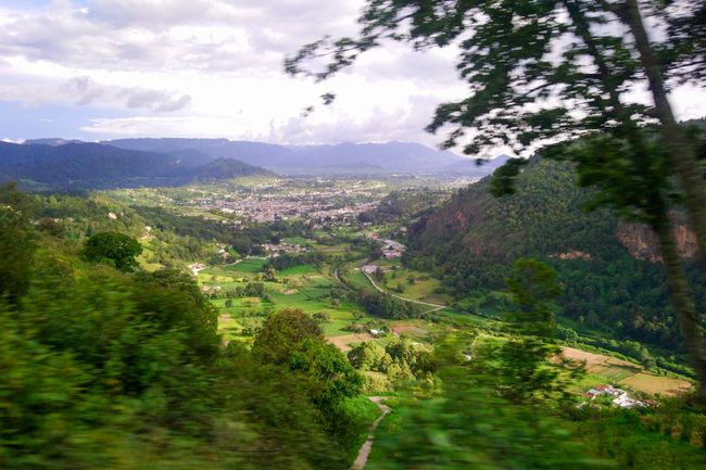 Der erste Eindruck aus dem Bus. Blick ins Tal und auf die Stadt Quetzaltenango. 
