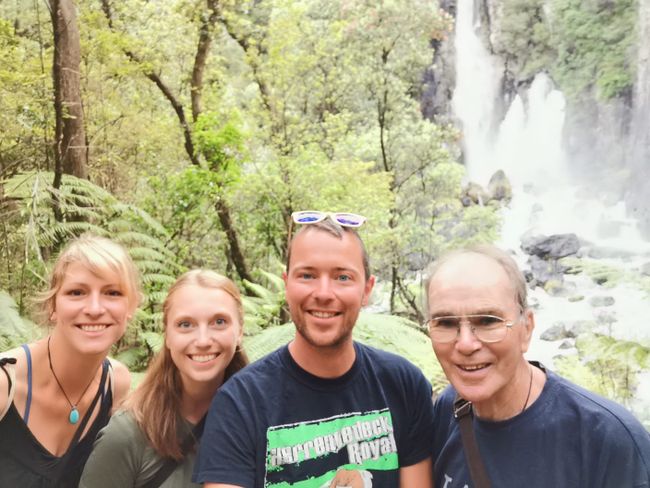 Mit unserem "Guide" am Tarawera-Wasserfall
