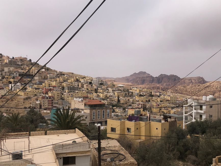 Der Blick auf Wadi Musa vom Roof der Rafiki Hostels, eines der geilsten Hostels, in welchem ich bis jetzt war.