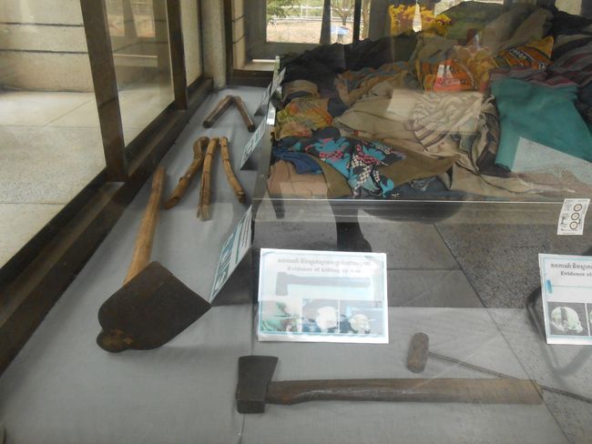 Es werden auch die Werkzeuge ausgestellt, mit welchen die Leute erschlagen wurden.