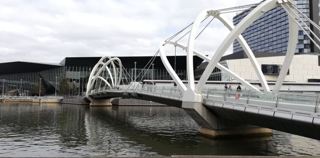 Webb Bridge Melbourne na ɔkyerɛwee