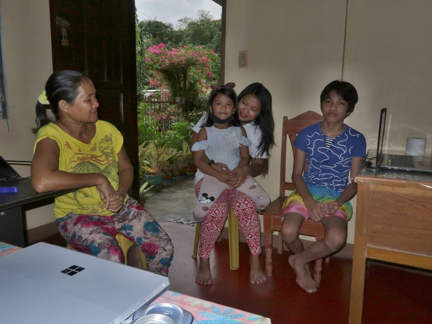 Spontaner Besuch des Mädchens, das letztes Jahr fast an Dengue gestorben wäre