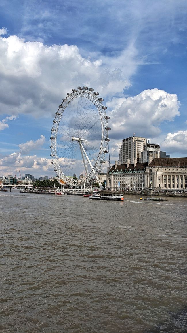 London Calling: A traffic mess, elite schools and a boat trip on the Thames 👑 🇬🇧