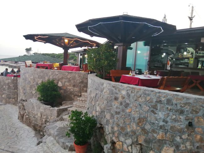 17.06.19 the 50th birthday. Today we have to somehow top yesterday. Okay, hardly possible, but still found a great location. A beach bar in Montenegro. That was really cool...