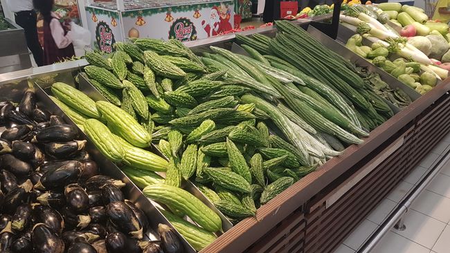 Viele verschiedene unbekannte Arten von Gurken. 