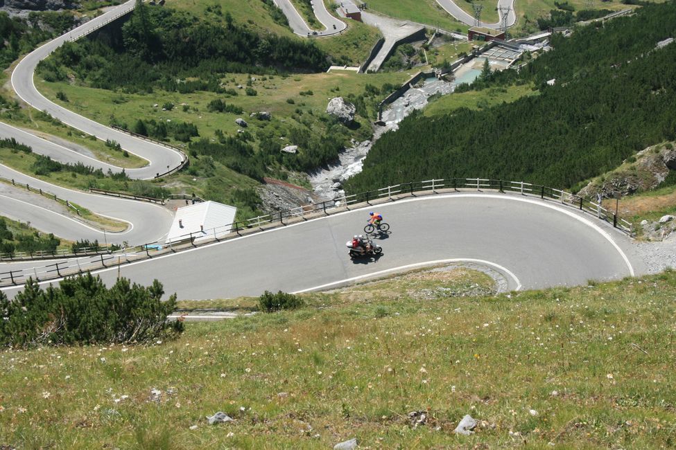 ... in the curves; cyclists overtaking cars and motorcycles :-o