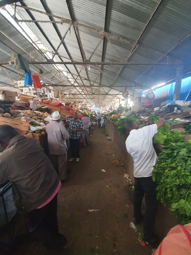 Ein reges Treiben herrscht auf dem Local Market in Arusha