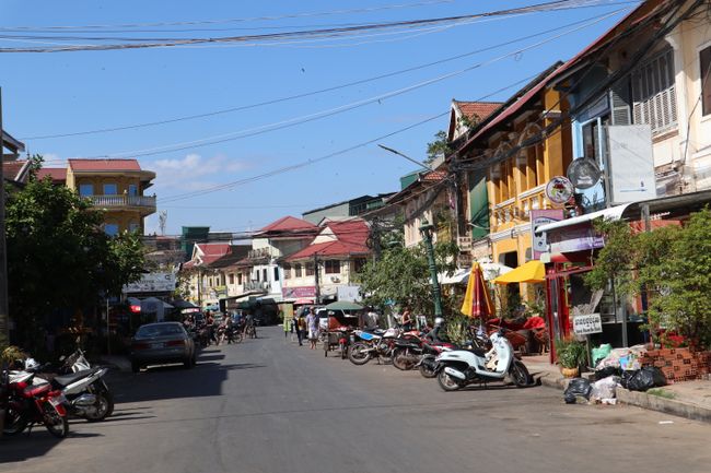 Eine typische Straße in Kampot.