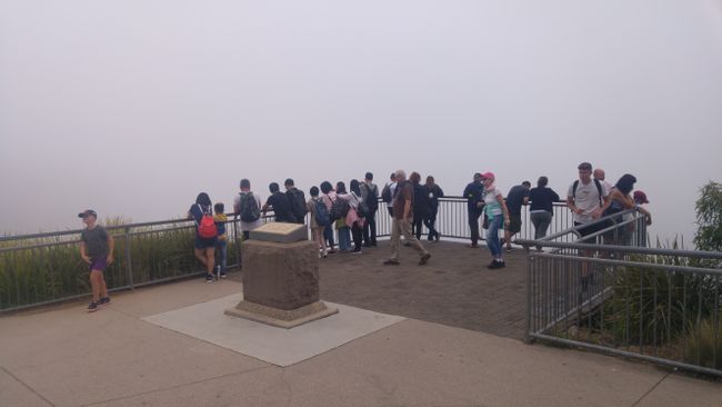Touristen bestaunen den Nebel