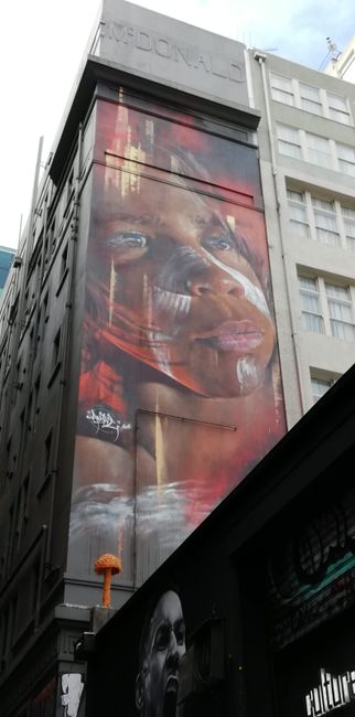 Street Art, Aborigines mit der Melbourne Skyline in den Augen