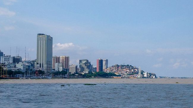 Panorama des Malecón 2000 in Guayaquil vom Fluss Guayas aus. Rechts sieht man den Cerro Santa Ana. 