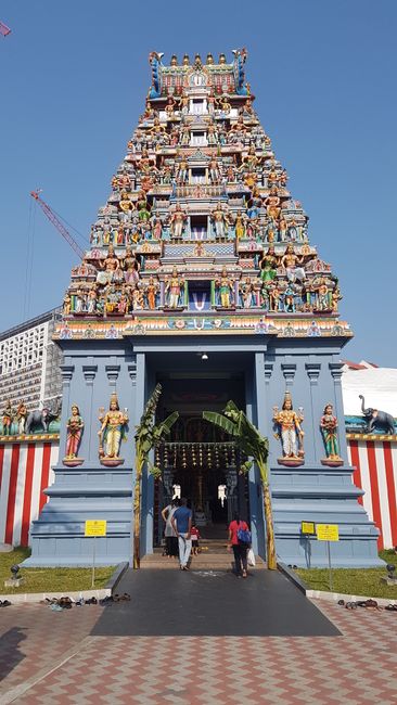 Bei über 30 Grad ging es dann auf Tempeltour. Zuerst der Sri Srinivasa Perumal Tempel. 