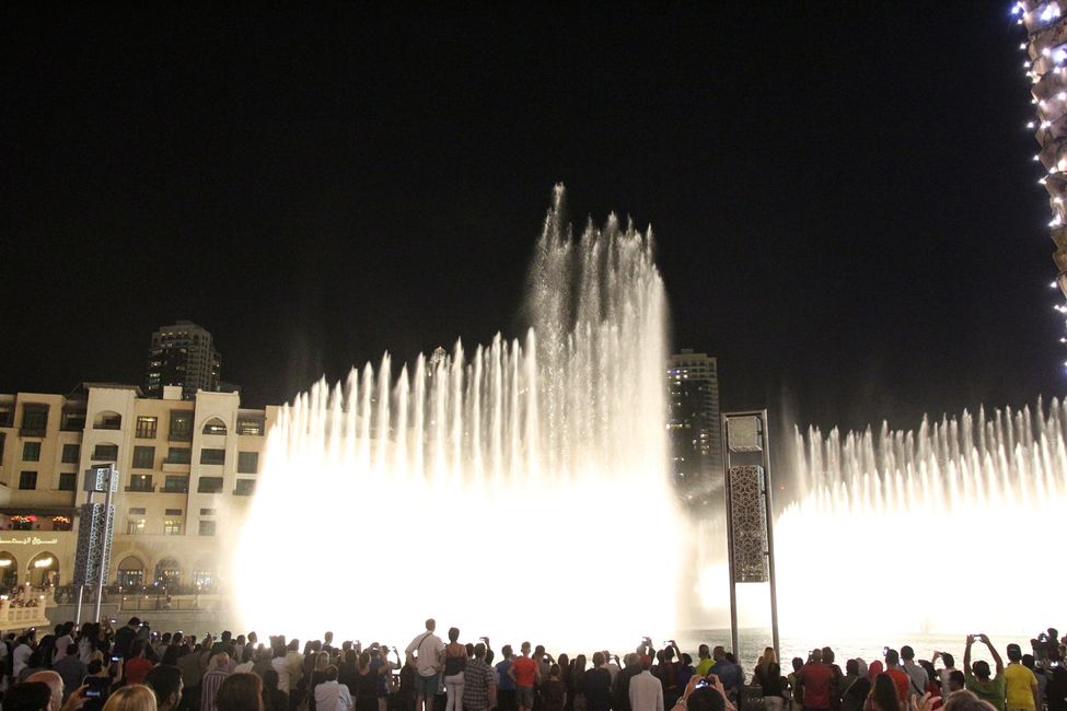 Dubai Fountain - Water shows at the Burj Khalifa