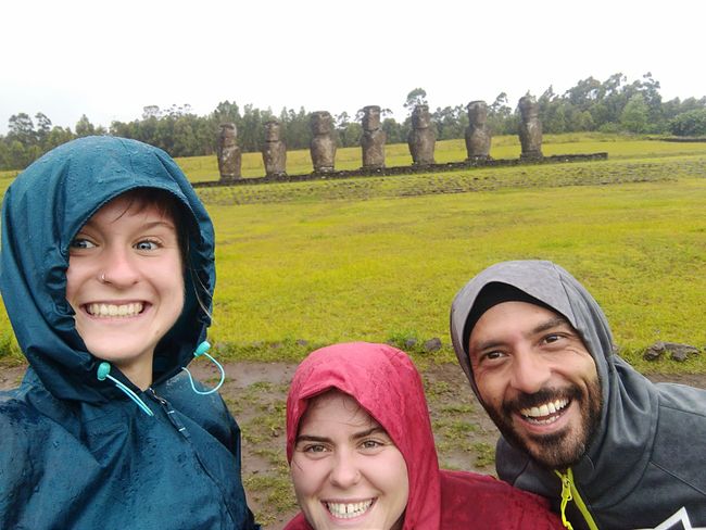 Regen in Strömen bei den Moai der Inselmitte