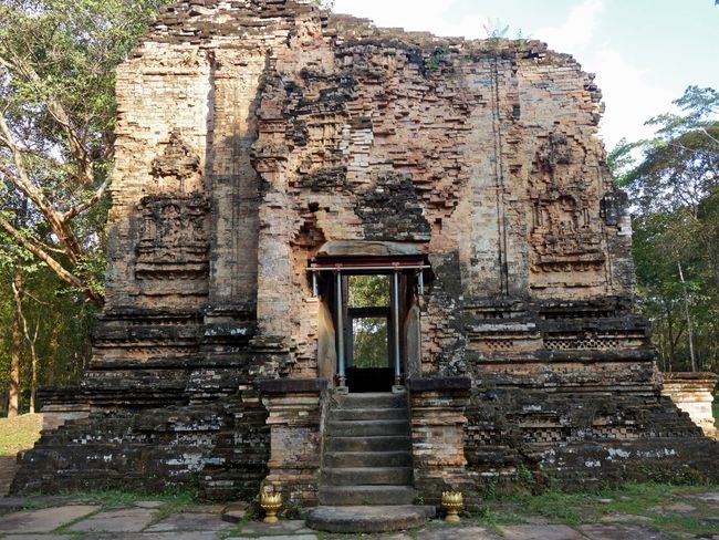 Prasat Sambor - Brick Baroque from the 7th century