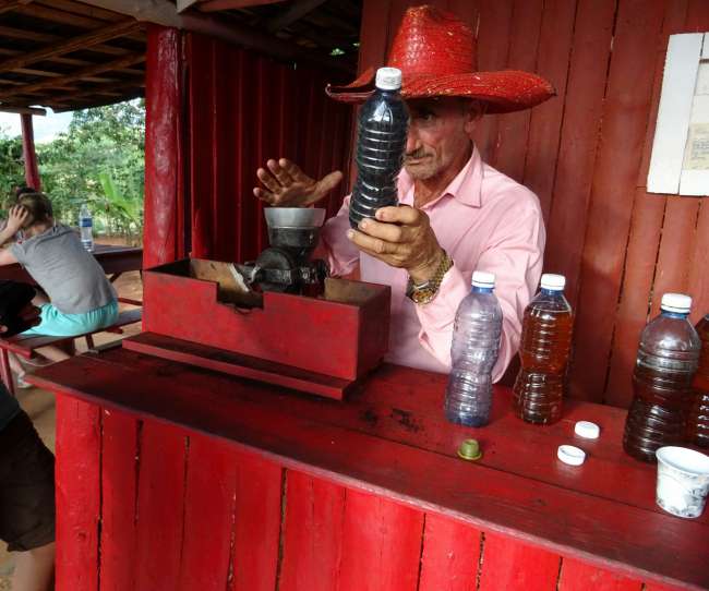Cigar seller in Viñales