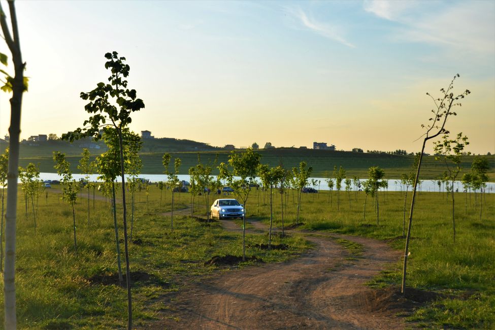 On Sunday evening, many locals came to relax by the reservoir - many directly by the water's edge with their cars.