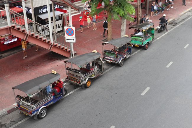Tuktuks warten auf zahlende Kundschaft.