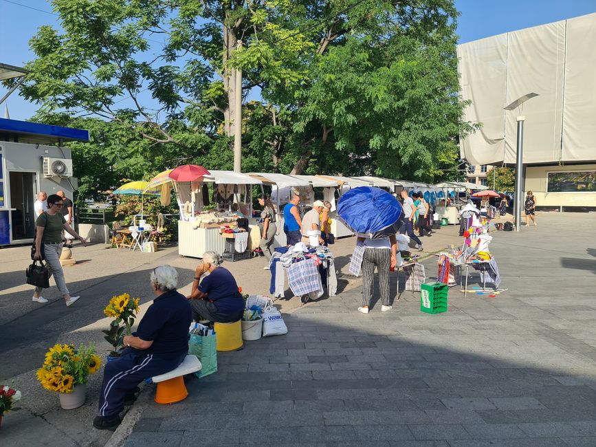 Vor dem Busbahnhof sah man hier, aber auch in anderen Ländern des Balkans an zentralen Plätzen, Omas die ihre Rente aufbessern.