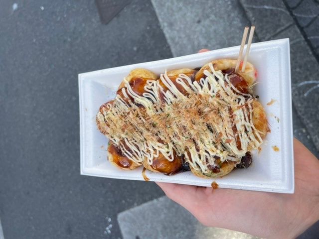 Leckete takoyaki als Mittagessen (Bällchen mit Tintenfisch)