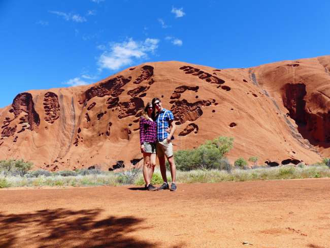 Wir vor der "Rückseite" des Uluru