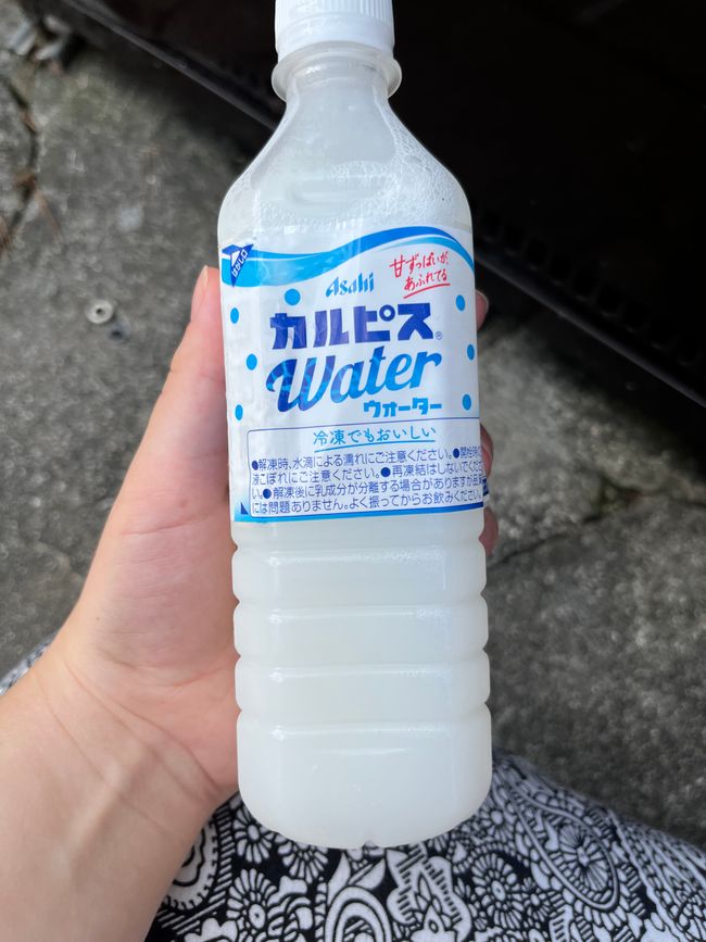 Habe mich am Getränkeautomaten verdrückt und Wasser mit Milch bekommen 🤢🤢🤢🤢 wer trinkt sowas??