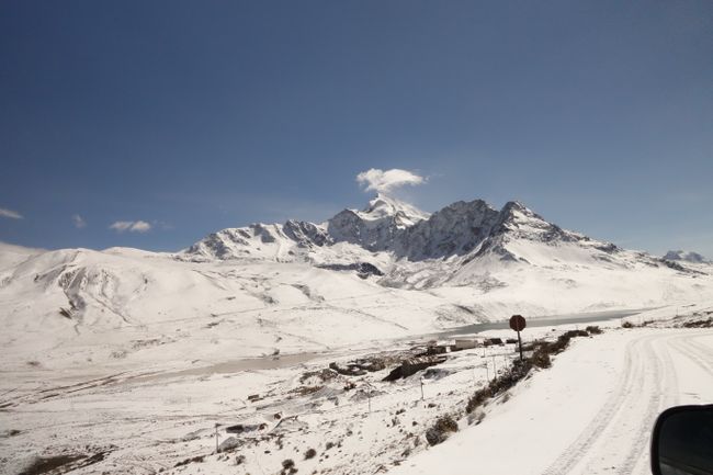 Blick bei der Anfahrt auf den Huayna Potosi (6088m). Es hatte nochmal gut geschneit kurz vor unserer Ankunft. 