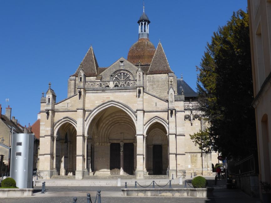 Notre-Dame von Beaune hat ein riesiges Portal 