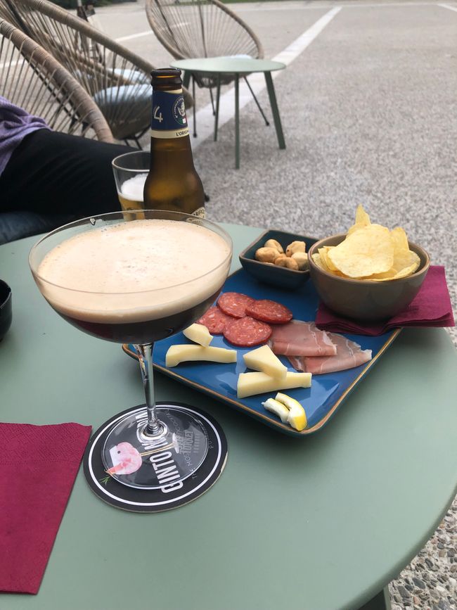 GIN SOUR CON LICORICE and a few nibbles