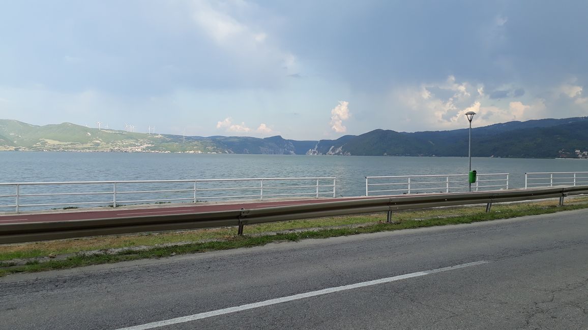 Die Donau fließt mitten in die Hügel hinein.
