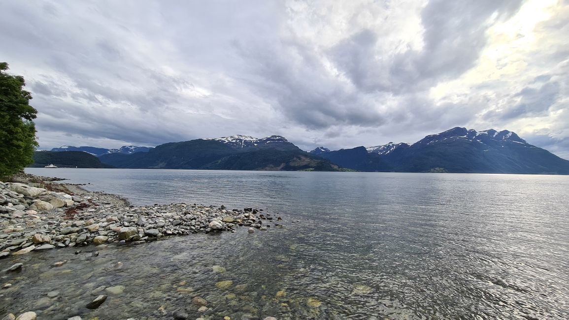 Ba mukerarugendo berekana Geiranger Fjord nta mbaga yubukerarugendo (cyangwa amato atwara)