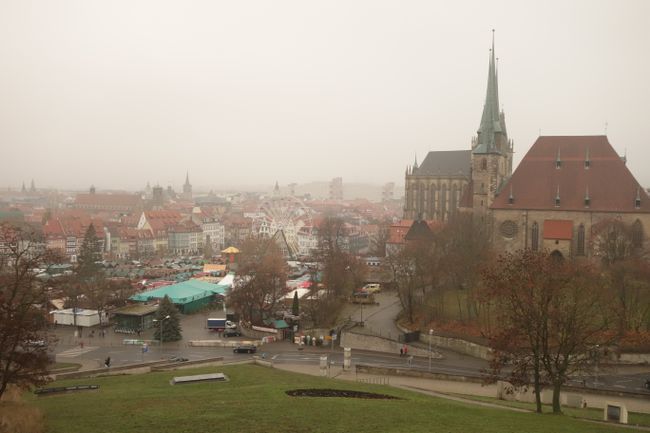 Erfurt auch im Winter eine Schönheit. Blick auf den Domvorplatz. Die Vorbereitungen für den Weihnachtsmarkt laufen.