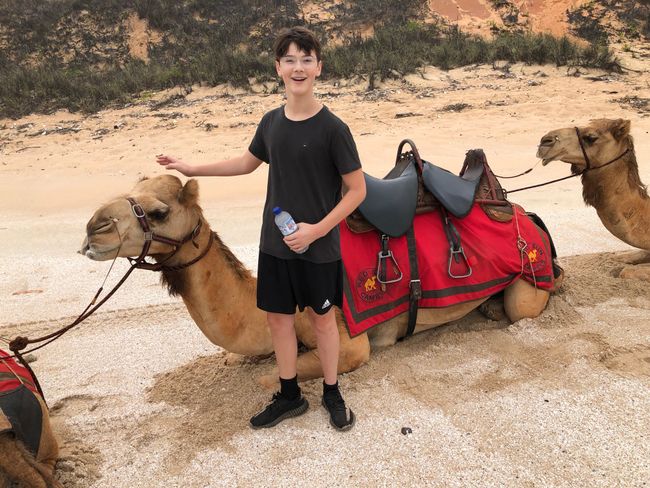 Mo +Iris auf Wüstenschiffen in Broome