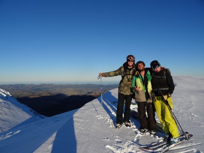 Auf dem Gipfel von Mt. Lyford mit Blick auf das Meer mit Victor und Kinga.