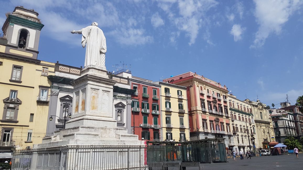 Dante Platz mit Statue