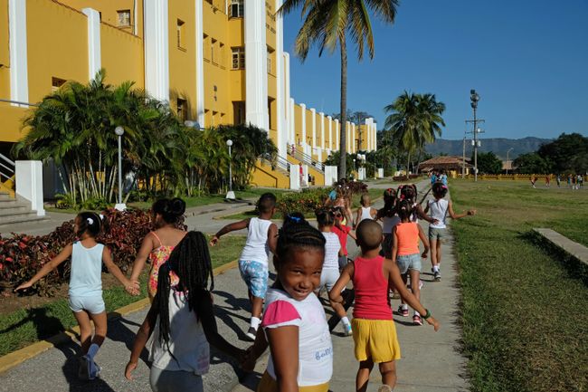 Dass seit 60 Jahren alle (und alle gratis) in die Schule gehen können, ist zweifellos eine der grössten Errungenschaften Kubas unter Fidel.