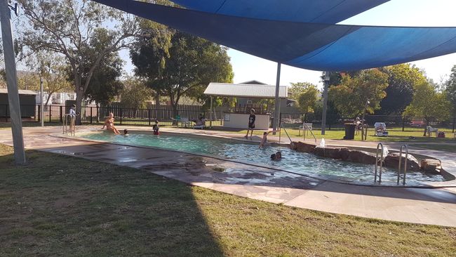 Incluso nos permitieron usar la piscina. No nos lo dijeron dos veces. Allí Jana luchó sobre mi hombro y Serena sobre el hombro de Yannick.