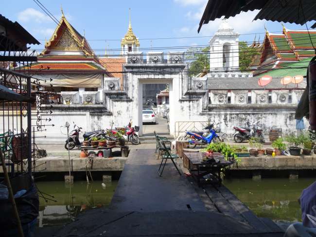 Typisches altes Bangkok an einem Kanal