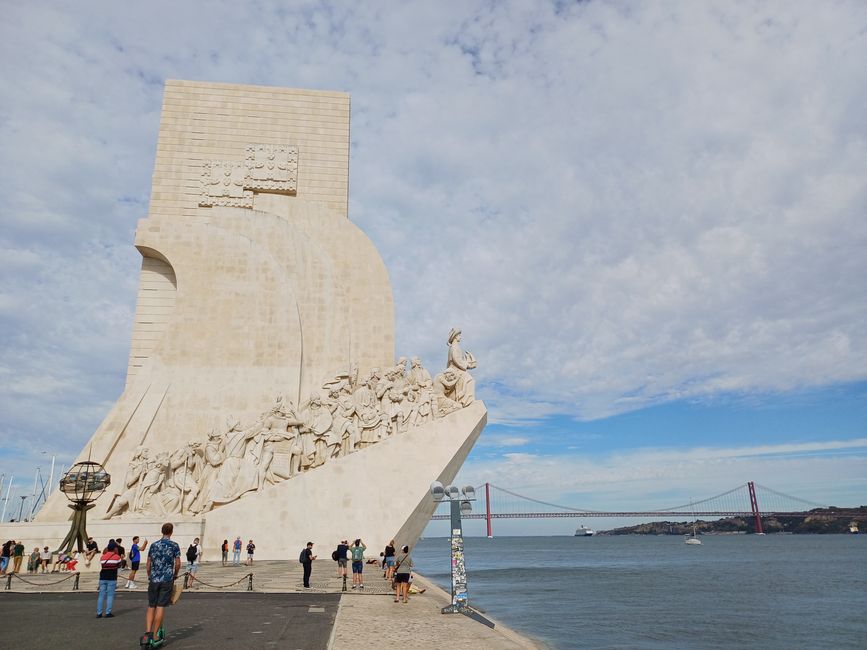 Padrao dos Descobrimentos (in the background Ponte de 25 Abril with cruise ship - what proportions!)
