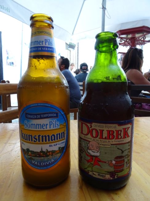Chilenisches Bier in verschiedenen Geschmacksrichtungen. Während in Peru in dunklen verstaubten Restaurants getrunken wird, kann man hier Bier wieder in Gartenrestaurants genießen.