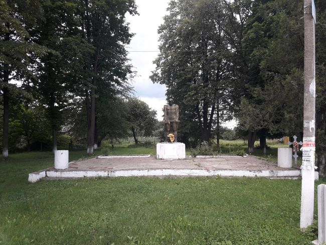 Denkmal in der Ortsmitte von Banyliw-Pidhirnyj