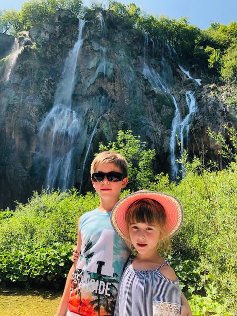 Kids vorm Wasserfall