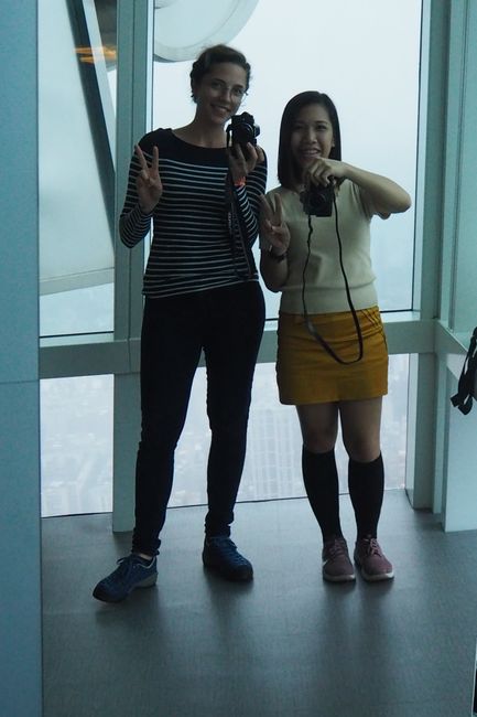 Jade und ich auf 382 m im Taipei 101 Tower