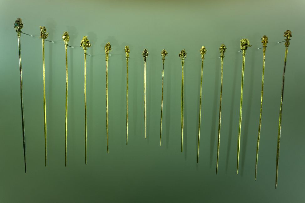 Filigran gearbeitete goldene Spieße im Museo del Oro