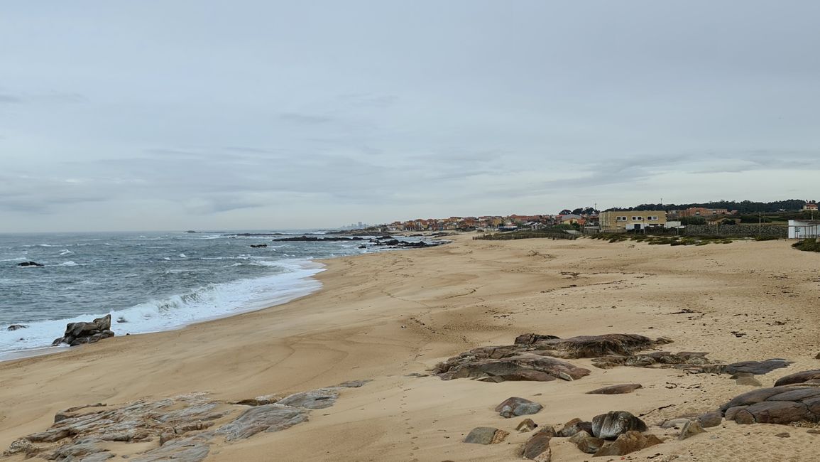 Strandspaziergang in der Nähe von "Vila Chã", bei ein bisschen Regen