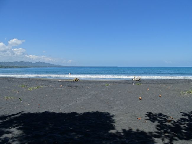 Playa negro - der Sand ist komplett schwarz und glitzert im Sonnenlicht