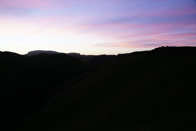 Sonnenaufgang hinter den Hügeln