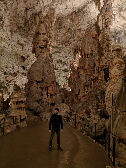 Postojna: Höhlenlandschaft mit Karsi als Größenvergleich