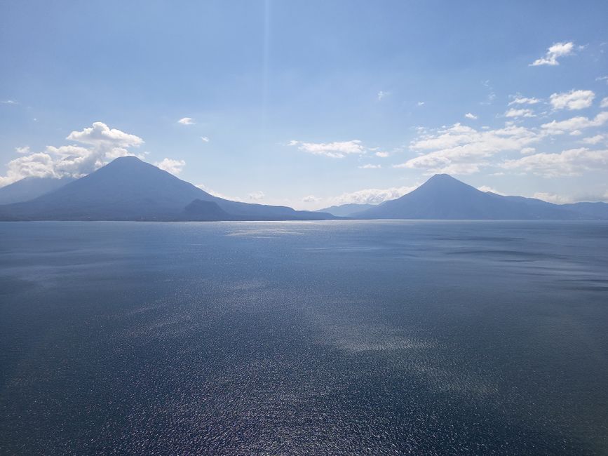 Atitlan-See mit den zwei Vulkanen 
